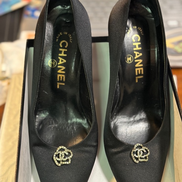 Chanel CLASSIC Pump BLACK HEELS rhinestone CAMELIA on toe US 6 UK36 box included - Picture 3 of 12